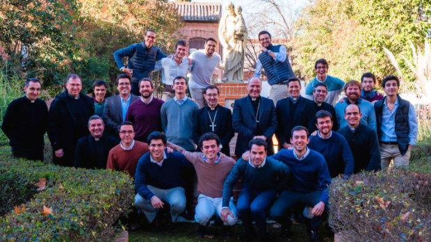 EL cardenal Cobo, en el centro, con los seminaristas y sus formadores