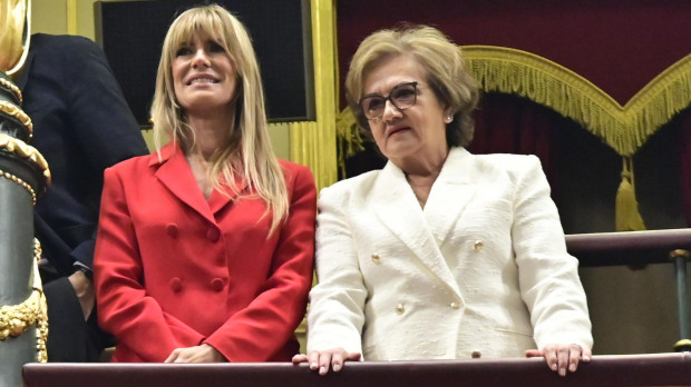 La madre de Pedro Sánchez junto a Begoña Gómez, su esposa, en el Congreso de los Diputados