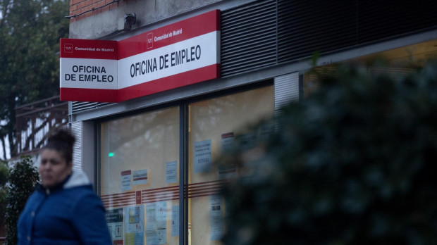 Un cartel de una oficina del SEPE de Móstoles en Móstoles