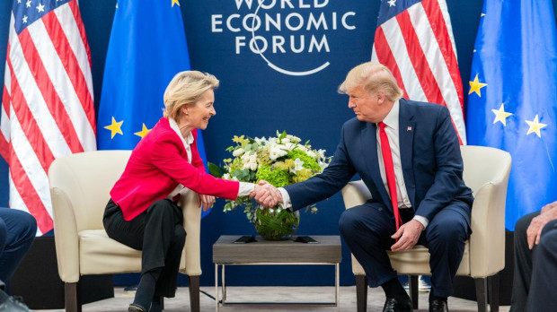 La presidenta de la Comisión Europea, Ursula Von der Leyen, y el presidente de EEUU, Donald Trump