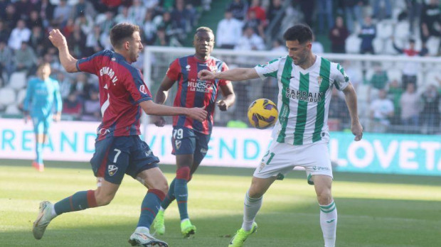 Lance del partido en El Arcángel entre el Córdoba CF y el Huesca