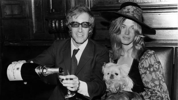 Peter Sellers y su tercera mujer, Miranda Quarry, en una imagen de 1970