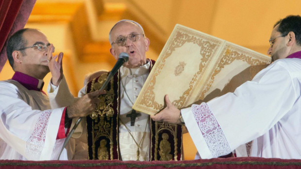 El Papa Francisco se dirige a los peregrinos de la Plaza de San Pedro tras ser elegido Papa