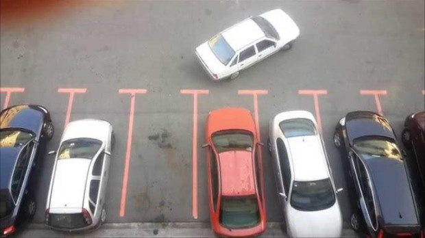 Imagen de aparcamiento en batería en una calle