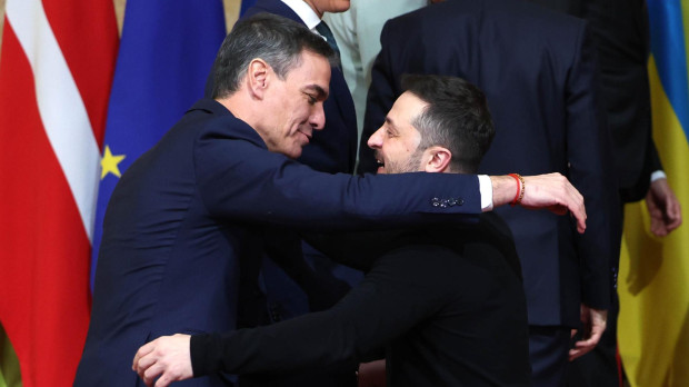 El jefe del Gobierno español, Pedro Sánchez (i), se fundió este domingo en Londres en un abrazo con el presidente ucraniano, Volodímir Zelenski