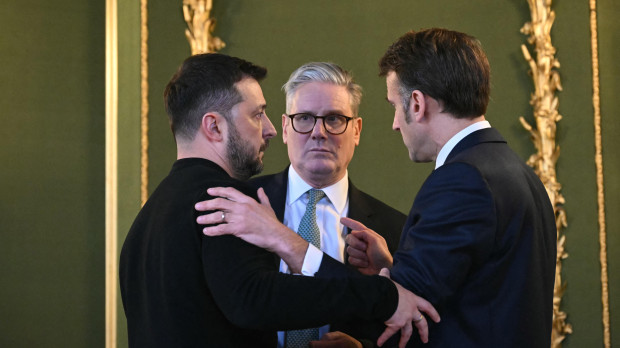 El presidente de Ucrania, Volodimir Zelenski, el primer ministro británico, Keir Starmer, y el presidente de Francia, Emmanuel Macron, se abrazan después de reunirse durante una cumbre en Lancaster House, en el centro de Londres,