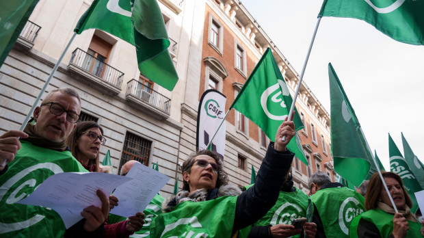 Varias personas con banderas de CSIF
