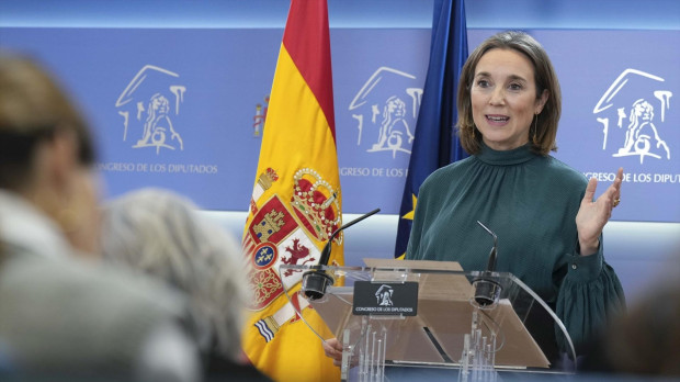 La secretaria general del PP, Cuca Gamarra, en una rueda de prensa en el Congreso de los Diputados REMITIDA / HANDOUT por PARTIDO POPULAR Fotografía remitida a medios de comunicación exclusivamente para ilustrar la noticia a la que hace referencia la imagen, y citando la procedencia de la imagen en la firma 10/3/2025