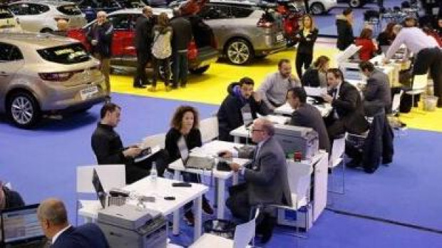 Vendedores de coches en una feria del automóvil