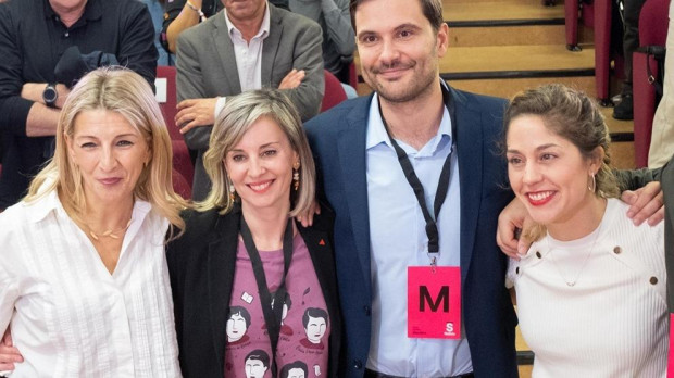 La vicepresidenta segunda y ministra de Trabajo y Economía Social y exlíder de Sumar, Yolanda Díaz; la secretaria de Organización de Sumar, Lara Hernández; el portavoz de la comisión promotora de Sumar Galicia, Paulo Carlos López y la portavoz de Sumar en el Congreso, Verónica Martínez Barbero, durante la Asamblea constituyente de Sumar Galicia, a 23 de noviembre de 2024, en Santiago de Compostela, A Coruña, Galicia (España). Durante la Asamblea, han apoyado a Verónica Martínez, nueva portavoz de la formación en el Congreso y única aspirante a la presidencia de la formación. Esta es la única candidatura presentada, que cuenta con 30 personas titulares y ocho suplentes. César Arxina / Europa Press 23 NOVIEMBRE 2024;SUMAR;GALIZA;ASAMBLEA;ASAMBLEA CONSTITUYENTE;CANDIDATA;CANDIDATURA; 23/11/2024