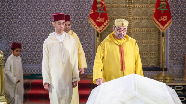 Rabat : SM le Roi, Amir Al Mouminine, se recueille sur la tombe de Feu SM le Roi Mohammed V Description Sa Majesté le Roi Mohammed VI, Amir Al-Mouminine, que Dieu L'assiste, accompagné de SAR le Prince Héritier Moulay El Hassan, de SAR le Prince Moulay Rachid et de SA le Prince Moulay Ahmed, S'est recueilli sur la tombe de Feu SM le Roi Mohammed V, à l'occasion de la commémoration de l'anniversaire de la disparition du Père de la Nation, que Dieu l'entoure de Son infinie miséricorde, qui coïncide avec le 10ème jour du mois sacré du Ramadan. 11032024-Rabat Information Date de publication 11 mars 2025 CatégoriesActivités Royales Dimensions7892x5261