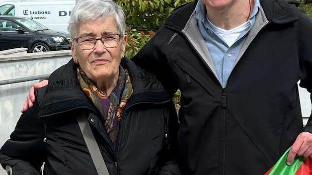 Juan Luis Aguirre Lete, con su madre, tras la salida de prisión