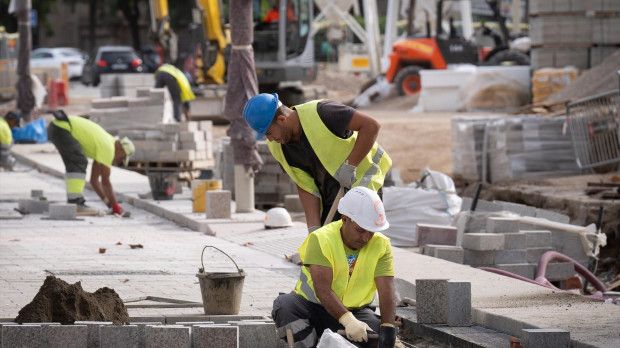 Trabajadores realizando obras en las Ramblas de Barcelona.