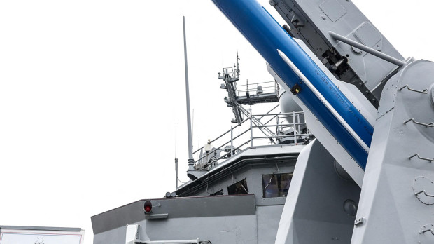 Un lanzador MK-13 para misiles SM-1 se observa en la cubierta de la fragata de la armada taiwanesa ROCS Cheng Kung