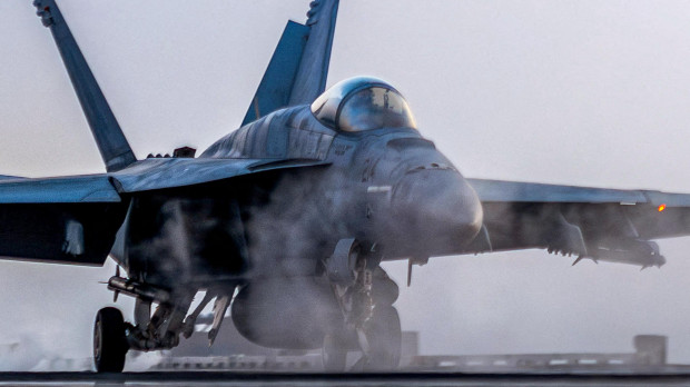 Un caza de ataque F/A-18 Super Hornet estadounidense aterrizando a bordo del portaaviones USS Harry S. Truman