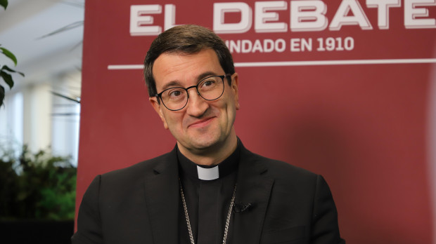 Monseñor Goyarrola durante su visita a la redacción de 'El Debate'