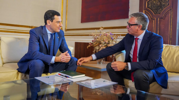 El presidente de la Junta de Andalucía, Juanma Moreno, y el portavoz de Vox en Andalucía, Manuel Gavira, en una reunión en San Telmo (archivo)