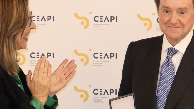 Jaime Alfonsín recibe la medalla de manos de Núria Vilanova, presidenta de CEAPI