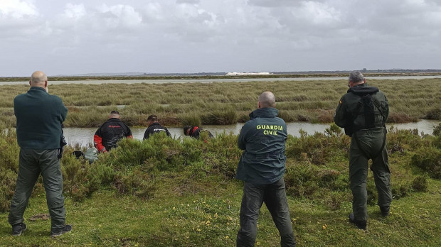 La Guardia Civil ha detenido este sábado en la localidad gaditana de Sanlúcar de Barrameda a los tres tripulantes de una embarcación semirrígida que estaba en el río Guadalquivir con 26 garrafas de gasolina, listas para suministrar el combustible a otras narcolanchas. EFE/ Guardia Civil SÓLO USO EDITORIAL / SÓLO DISPONIBLE PARA ILUSTRAR LA NOTICIA QUE ACOMPAÑA (CRÉDITO OBLIGATORIO)