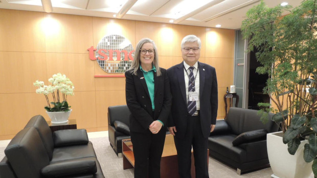 La gobernadora de Arizona, Katie Hobbs (i), junto al presidente de TSMC, C.C. Wei