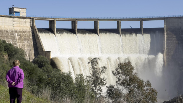 Presa del embalse del Gergal en Guillena, Sevilla