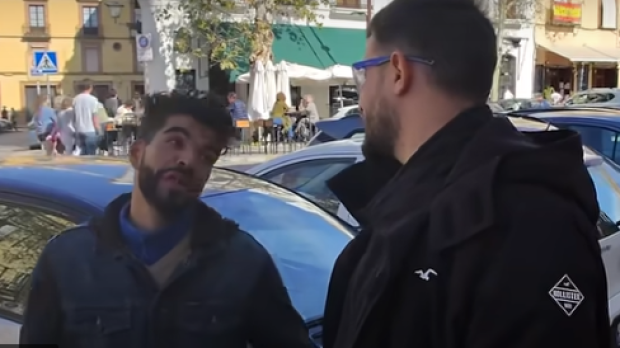 Un gorrilla junto a los coches que se encarga de 'cuidar'
