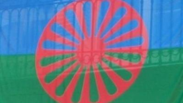 Bandera gitana colgada en la Plaza Nueva de Bilbao para conmemorar el Día Internacional del Pueblo Gitano