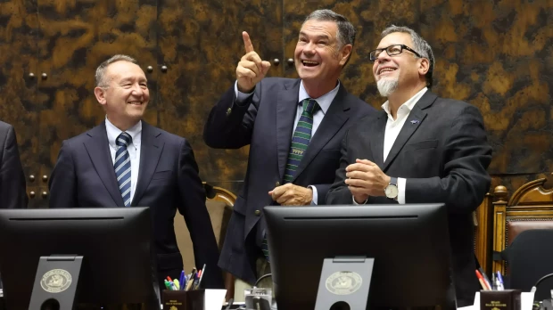 El senador opositor Manuel José Ossandón (C) fue electo presidente del senado con los votos del Partido Comunista