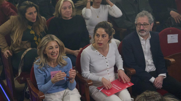 La vicepresidenta segunda y ministra de Trabajo y Economía Social, Yolanda Díaz, y los nuevos coordinadores generales de Sumar, Lara Hernández y Carlos Martín