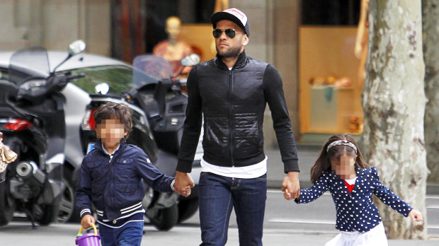 EL FUTBOLISTA DANI ALVES JUNTO A SUS HIJOS Y SU NOVIA DIANA POR LAS CALLES DE BARCELONA 23/04/2012 BARCELONA