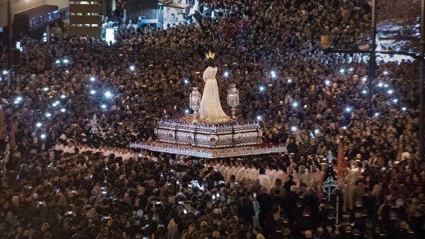 Quien no se ha sumergido entre el gentío de los barrios durante una procesión, no ha vivido la Semana Santa malagueña