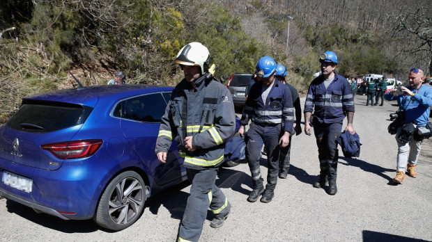Efectivos de emergencias durante las labores de búsqueda de las víctimas