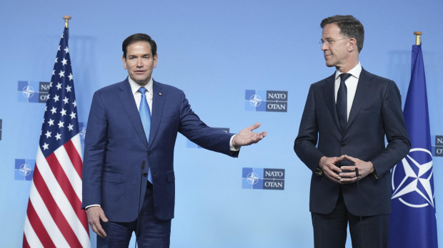 El secretario general de la OTAN, Mark Rutte (der.), y el secretario de Estado estadounidense, Marco Rubio (izq.), mantienen una declaración conjunta durante una reunión de ministros de Asuntos Exteriores de la OTAN