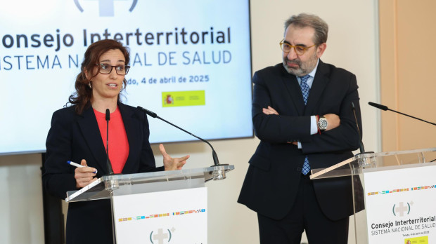 La ministra de Sanidad, Mónica García, atiende a la prensa durante el Consejo Interterritorial de Salud, este viernes en Toledo