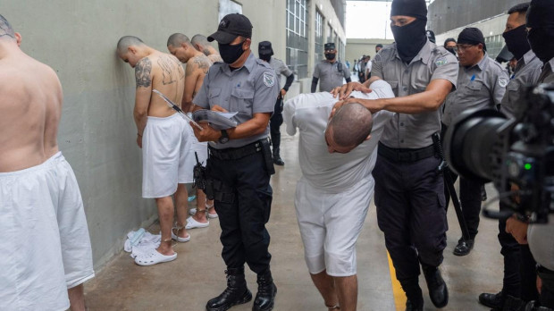 Un prisionero, en el Centro de Confinamiento de Terroristas, la megacárcel de Bukele