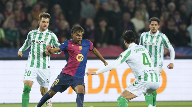 Lamine Yamal intenta regatear a los defensores del Betis