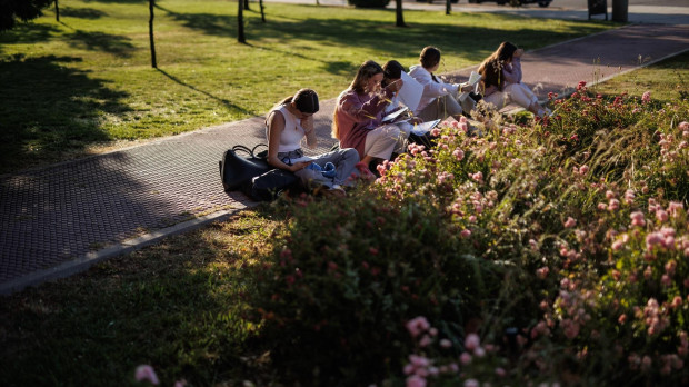 Estudiantes repasan apuntes en la univiersidad