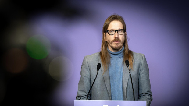 El secretario de Organización y portavoz de Podemos, Pablo Fernández, durante una rueda de prensa