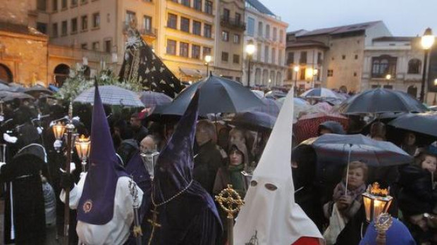 Lluvia en una procesión en Oviedo