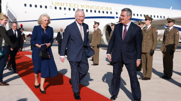 La reina Camila y el rey Carlos III, recibidos por el jefe de protocolo de Italia, Bruno Antonio Pasquino