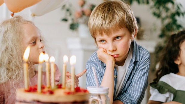 Un niño triste en una fiesta de cumpleaños