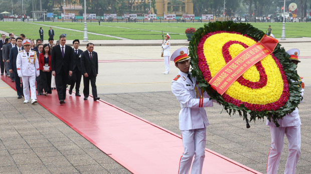Pedro Sánchez visita el mausoleo de Ho Chi Minh, el líder comunista