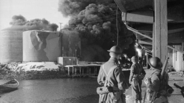 Comandos vigilando la combustión de tanques de aceite de pescado