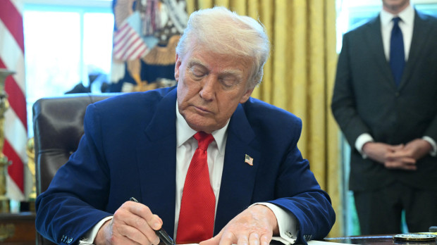 Donald Trump firmando órdenes ejecutivas