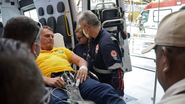El expresidente brasileño Jair Bolsonaro llega en ambulancia al Hospital de Río Grande en Natal