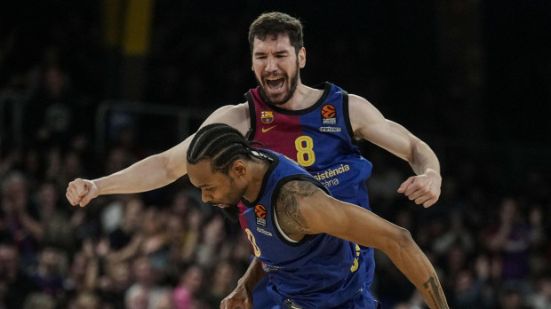 Punter y Brizuela celebran durante el partido de Euroliga frente a Virtus Bolonia