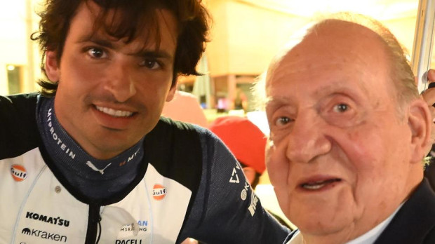 El rey Juan Carlos y el piloto Carlos Sáinz, durante la clasificación del GP de Baréin