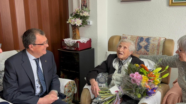 El alcalde de Murcia ha visitado a doña Concepción Lax, vecina de la pedanía de Espinardo, para felicitarla personalmente como cada año con motivo de la celebración de su 110 cumpleaños REMITIDA / HANDOUT por AYUNTAMIENTO DE MURCIA Fotografía remitida a medios de comunicación exclusivamente para ilustrar la noticia a la que hace referencia la imagen, y citando la procedencia de la imagen en la firma 13/4/2025