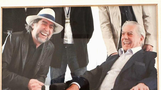 Joaquín Sabina, junto a Mario Vargas Llosa