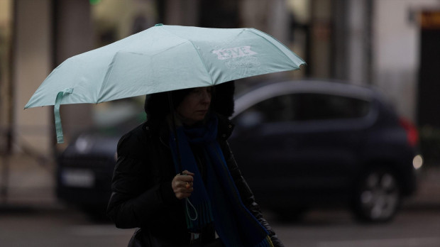Personas con paraguas bajo la lluvia